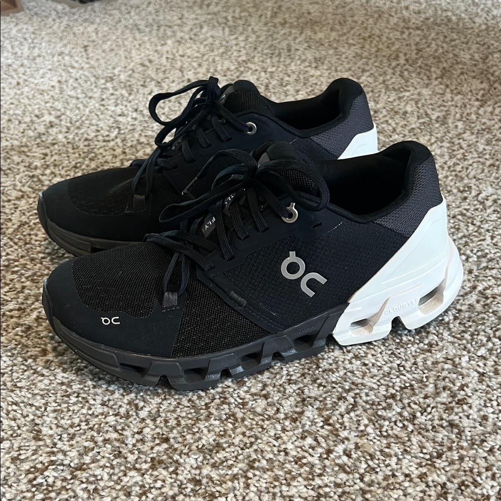 On Cloudflyer Black/White size 7.5